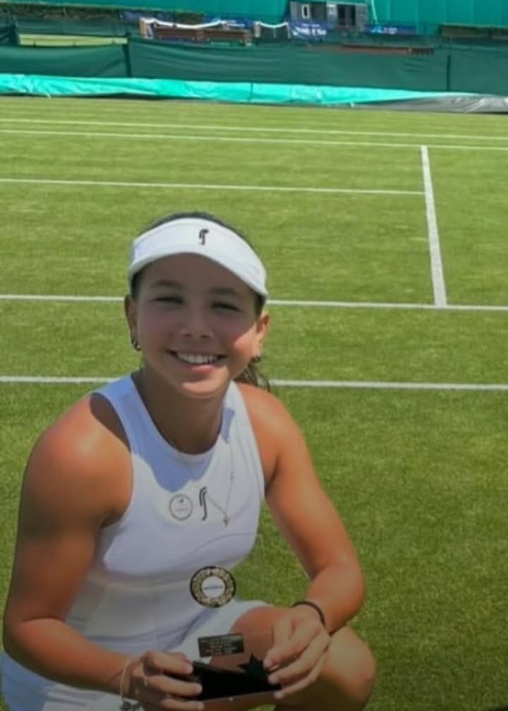 Eduarda Gomes com o troféu na grama de Londres